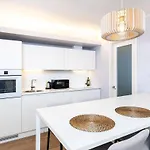 Sauna, Balcony, Underground Parking, 2br, 90m2 Apartamento *