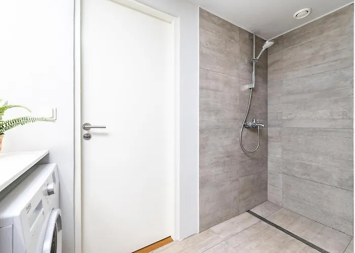 Lägenhet Sauna, Balcony, Underground Parking, 2br, 90m2